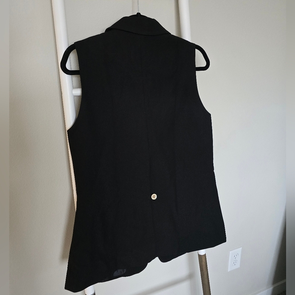 Elegant Black Sleeveless Blazer - Picture 7 of 7